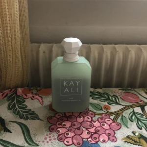 Yum Pistachio Gelato Kayali - Yum Pistachio Gelato är en friskare tolkning på en gourmand, och i öppningen får man en del bergamot. Kan jämnföras med att bita i en kall pistageglass. Drydown är dock varmare och sötare och vaniljen och nötigheten kommer fram mer. Hållbarhetsmässigt har jag fått ut 6-8 h beroende på hur mycket jag sprejar. Otroligt god för sig själv eller med t.ex en annan Kayaliparfym eller Bianco latte t.ex. Originalpris för 100 ml är 1389kr Kund står för frakt. Lite skav på flaskan. Typ 60-70 % kvar