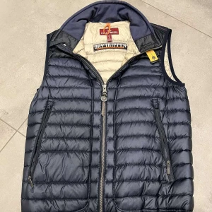 Parajumper väst  - Parajumper väst, condition: 8-9/10, Retail price: 400 dollar, Price: 1699kr, lägg bud eller köp direkt, grymt pris grymt skick, MVH// Gotelaborgresell 