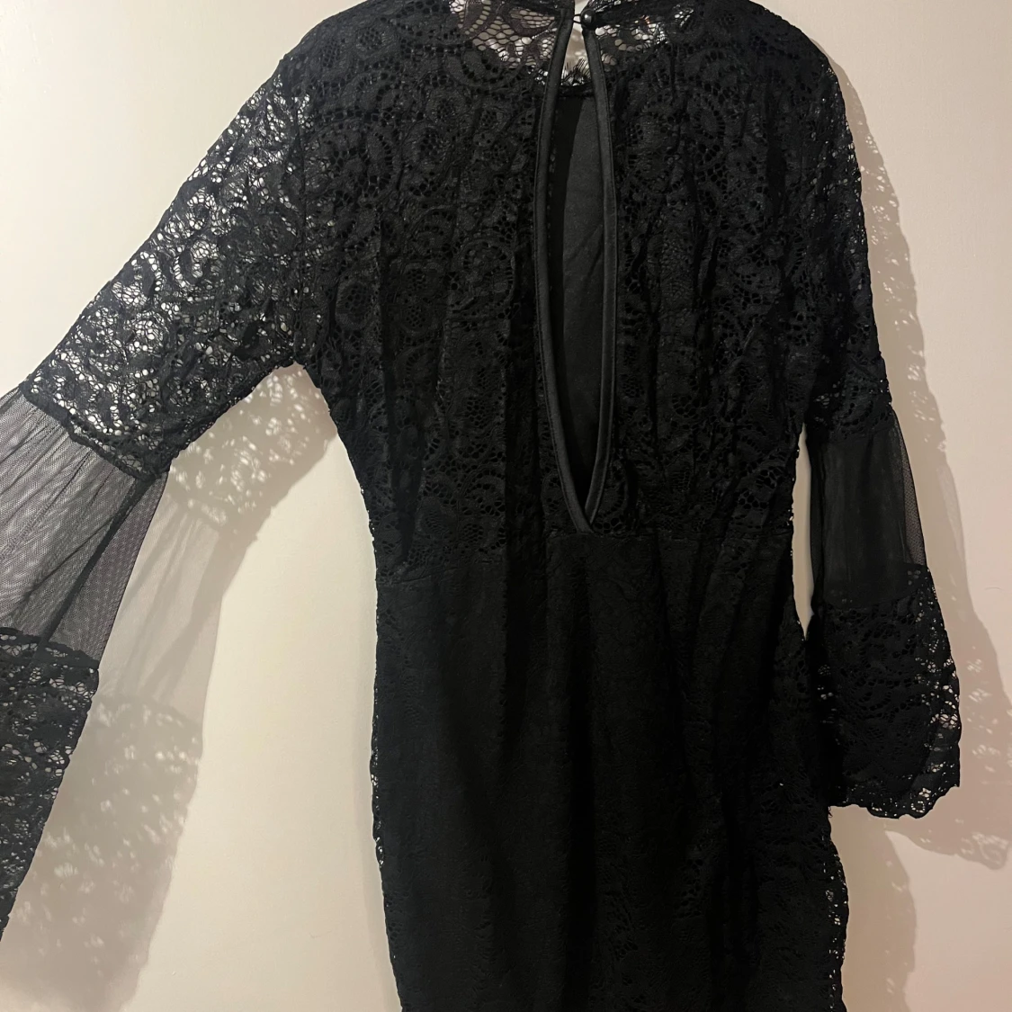Svart spetsklänning med vida ärmar - 2