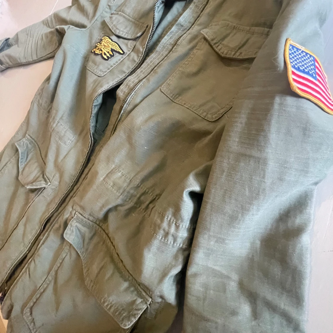 Olivgrön militärinspirerad jacka med patchar - 2