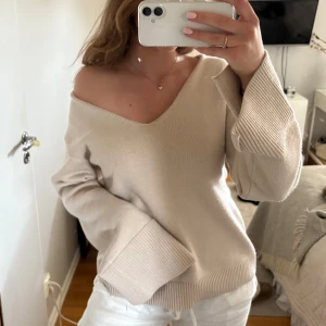 Stickad tröja  - Mjuk och fin stickad tröja från HM, superbra skick och bra tjockt material. Raka ärmar med slits💕