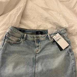 Ljusblå jeanskjol från LTB - Supersnygg ny ltb jeanskjol med prislappen kvar !! Storlek M💘 säljer då den inte passade mig💘💘 lågmidjad !!