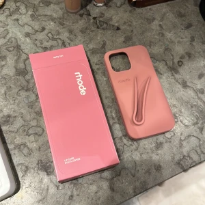 Rosa mobilskal från rhode - Säljer en snygg rosa skal från rhode i färgen 'salty tan'. Aldrig använt i orginalförpackningen 💗 För iphone 14 Pro max eller andra som har samma storlek