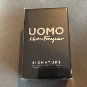Ferragamo uomo  - Helt ny Uomo salvatore ferragamo 50ml. Den är fortfarande in packad. Priset kan inte sänkas men vid köp av 2 parfymer så får man en tillsammans rabatt. Vår/sommar/höst parfym