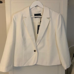 Kavaj  - Vit kort kavaj från Pieces st L. Endast provad 🌸