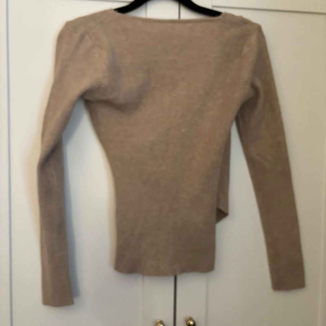 Beige ribbad omlottopp - 1