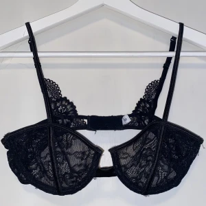 Svart spets-bh - Säljer en oanvänd svart spets bh från NA-KD. Bh:n har bygel, justerbara axelband och fina spetsdetaljer både fram och bak. Perfekt för dig som vill ha något snyggt och stilrent under kläderna.