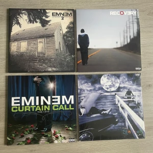 Lp Eminem vinylskivor  - Säljer fyra Eminem-album på vinyl: 'The Marshall Mathers LP 2', 'Recovery', 'Curtain Call: The Hits' och 'The Slim Shady LP'. Säljer för 200kr/st eller alla för 600kr. De är enbart provade och i nyskick. Nypris minst 400kr/st