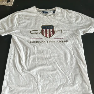 Vit t-shirt från GANT med tryck - Vit t-shirt från GANT med stort tryck framtill .., perfekt till sommaren 