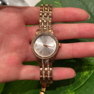 Snygg glittrig klocka i färgen rosegold - Säljer en klocka från Regal i rosegold med glittriga stenar. Jättesnygg klocka att ha på sig varje dag. Ordinarie pris 400 kr. Säljer pga att jag inte använder den💕