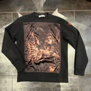 Bastille rive droite crewneck - Säljer denna snygga crewneck från Bastille rive droite, mycket bra skick. Storlek M men sitter som S, skriv gärna om ni har fler funderingar😁
