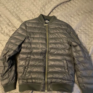 Svart pufferjacka från Lexington - Säljer en svart pufferjacka från Lexington med dragkedja framtill. Jackan har lång ärm och en ficka med dragkedja på ena ärmen. Perfekt för kyligare dagar. Perfekt nu innan sommaren. Om ni vill ha mer bilder kontakta bara🌟