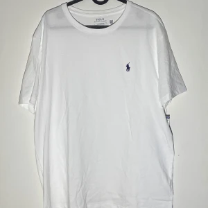 Vit t-shirt från Polo Ralph Lauren - Tjena säljer en stilren t-shirt från Polo Ralph Lauren. Den är helt ny och aldrig använd. Storlek L. Kan gå ner i pris vid snabb affär!
