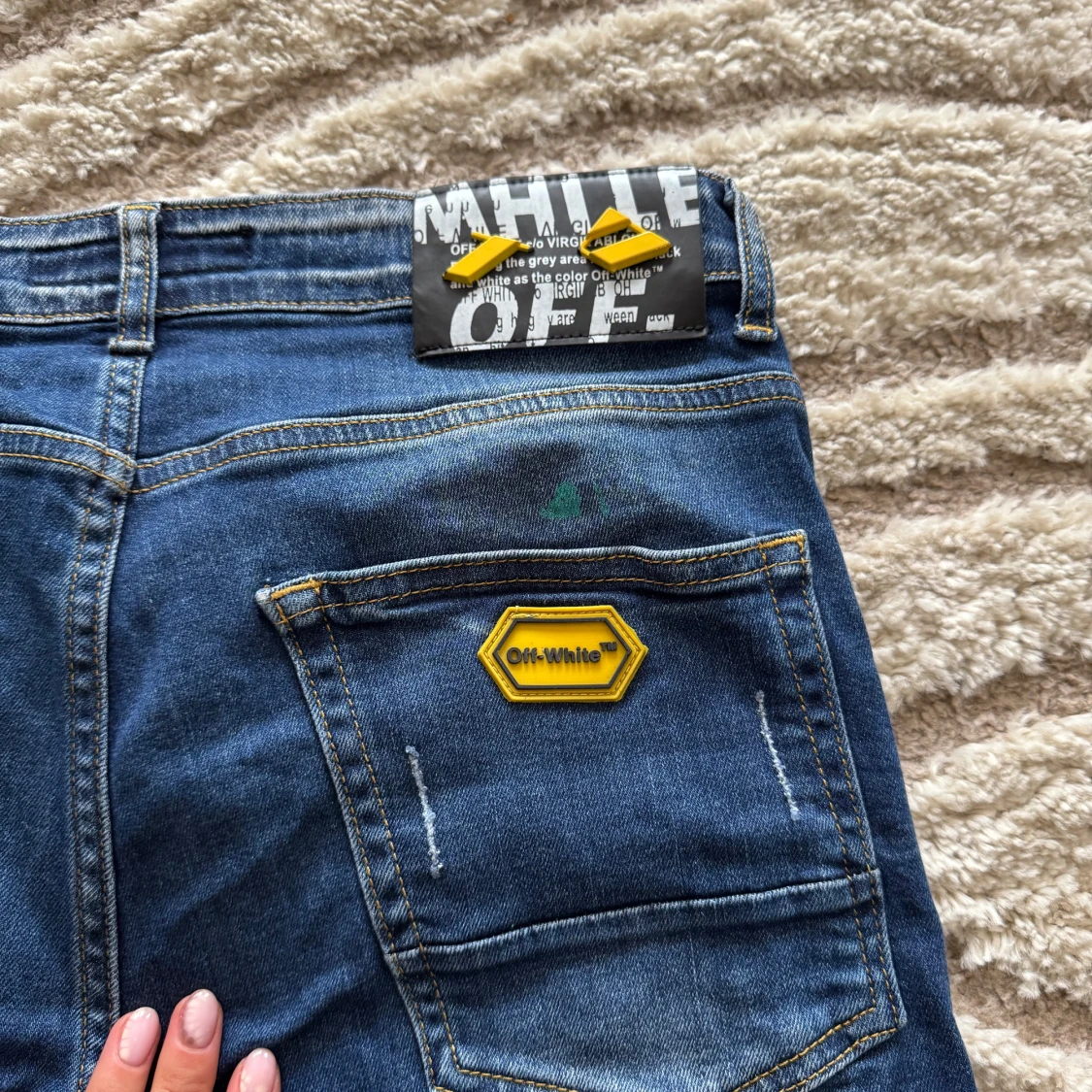 Blå distressed jeans från Off-White - 2
