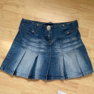 Vintage vila kjol  - Säljer denna underbara kjolen som passar S ! Se mått sista bilderna ❤️ jag har sytt in midjan men det går att sprätta upp, jag är 167cm.