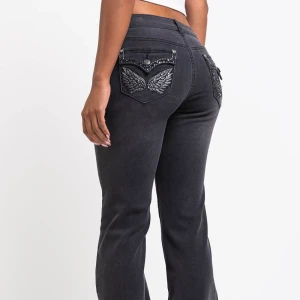 Svarta jeansbyxor med broderade fickor - Säljer dessa trendiga byxorna från Madlady. Detaljerna på fickorna gör dem unika och snygga att ha både till vardags eller till fest  De är endast testade och i storlek 34 Tall🤍