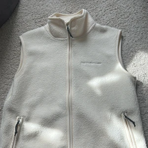 Peak Teddy väst! - En jätte fin teddy väst från PeakPerformance perfekt till sommaren. Den är i XS och använd ett fåtal gånger men inga tecken på användning. Pris kan diskuteras!🥰