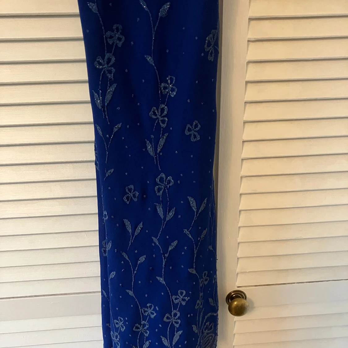 Tjusig klänning med blommigt mönster och tunna axelband