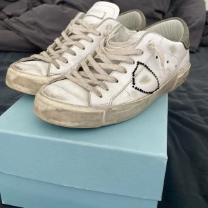 Philippe Model sneakers - Philippe model sneakers i strl 39 (stora storlekar så passar 40-41). Finns tecken på användning som syns på sista bilden samt lite creasade där fram men har kvar att ge definitivt! Kommer med box + dustbag! Öppen för prisdiskussion så hör av er isf! 