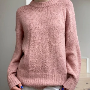 Stickad tröja! - Så mysig rosa stickad tröja!🤩💞Står ingen storlek men skulla säga att den passar s/m.