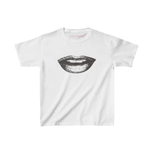 Vit baby tee med läppar-tryck - Vit baby tee med ett stort svart tryck av läppar på bröstet. Klassisk passform och rund halsringning. Perfekt för dig som vill ha en enkel men ändå cool look.
