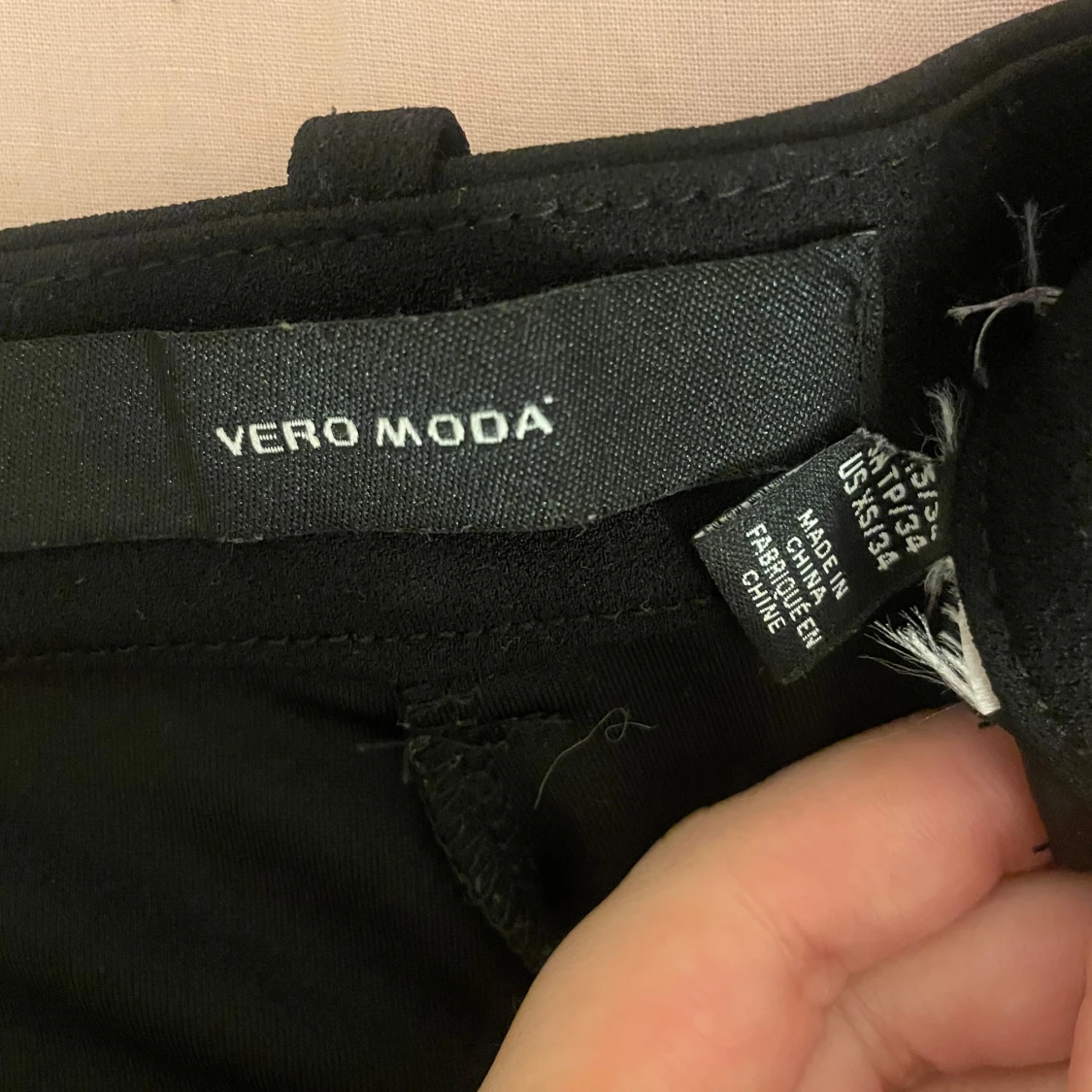 Svarta kostymbyxor från Vero Moda - 1