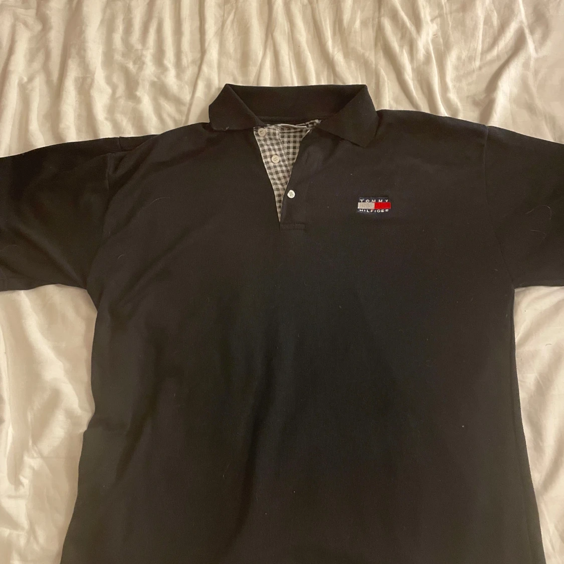 Svart pikétröja från Tommy Hilfiger