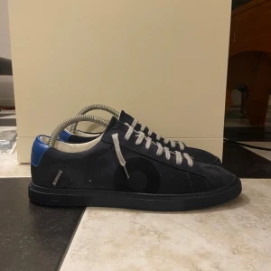 Oliver Cabell skor - Säljer ett par snygga blå Oliver cabell skor som är i väldigt fint skick. Hör av er kring frågor/fler bilder! Priset är heller inte hugget i sten!