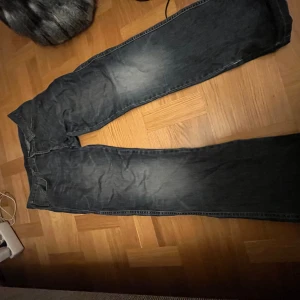 baggy jeans med detaljer på fickorna - Snygga jeans med unika detaljer på bakfickorna. Dom har lite heelbite (se sista bild) och ett hål inuti ena framfickan men det är enkelt att fixa och det syns inte utåt alls! Säljer då dom ej kommit till användning + garderob rensning! skriv om ni har några frågor!