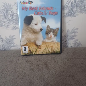 My Best Friends - Cats & Dogs - Säljer spelet 'My Best Friends - Cats & Dogs' där du kan leka med olika djur som dalmatiner, golden retriever och siames. Utforska olika miljöer och lär dina husdjur nya trick. Perfekt för djurälskare! 🐶🐱