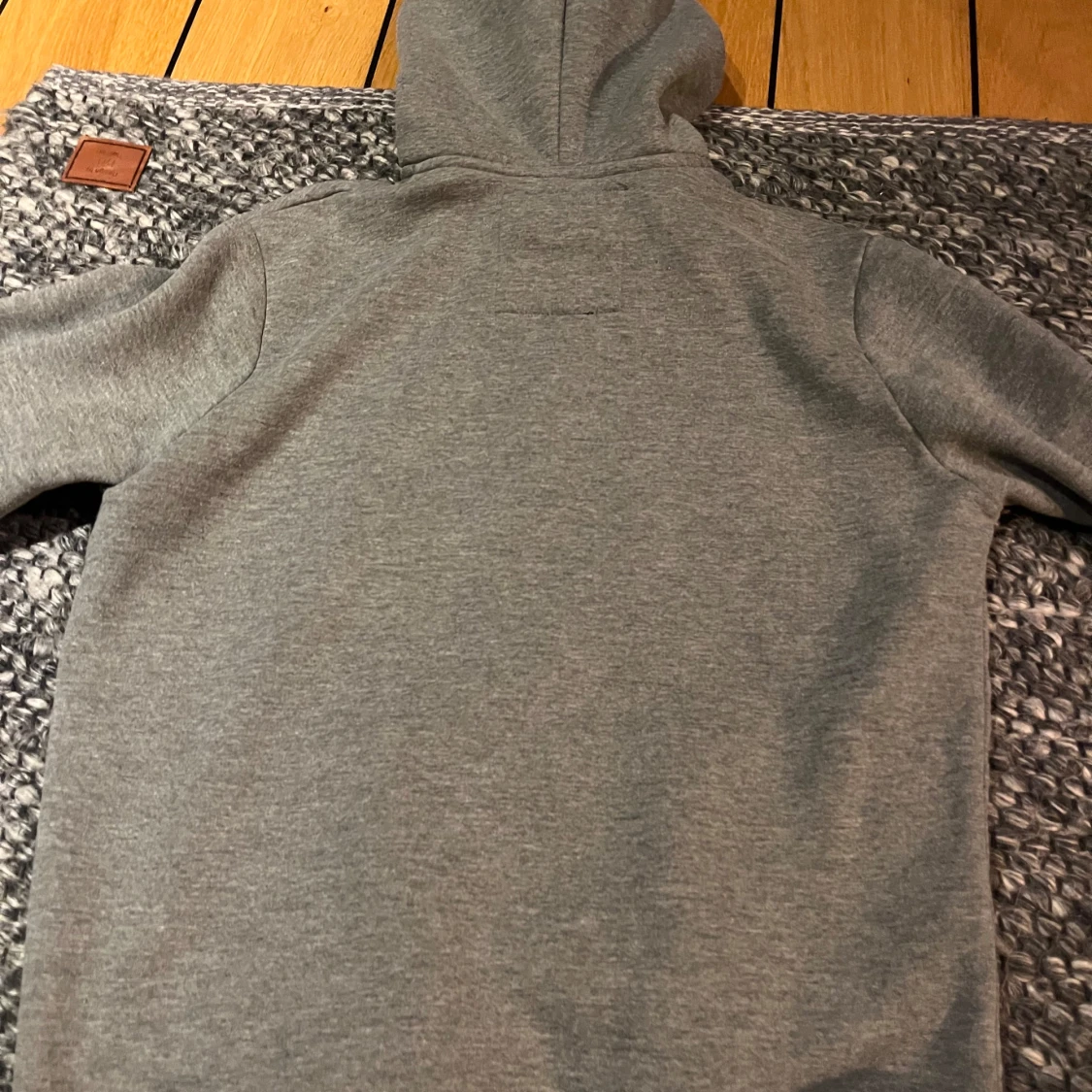 Grå tröja - 2