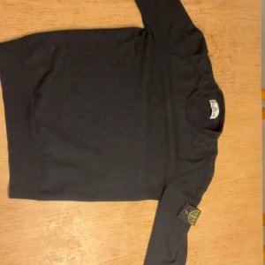 Svart Sweatshirt Stone Island  - söker byte till Storlek M då denna är i Storlek S och för kort i armarna och generellt lite för liten. Den är i ull. Den är äkta. Jag är 175cm lång. söker byte men jag kan tänka mig att sälja.