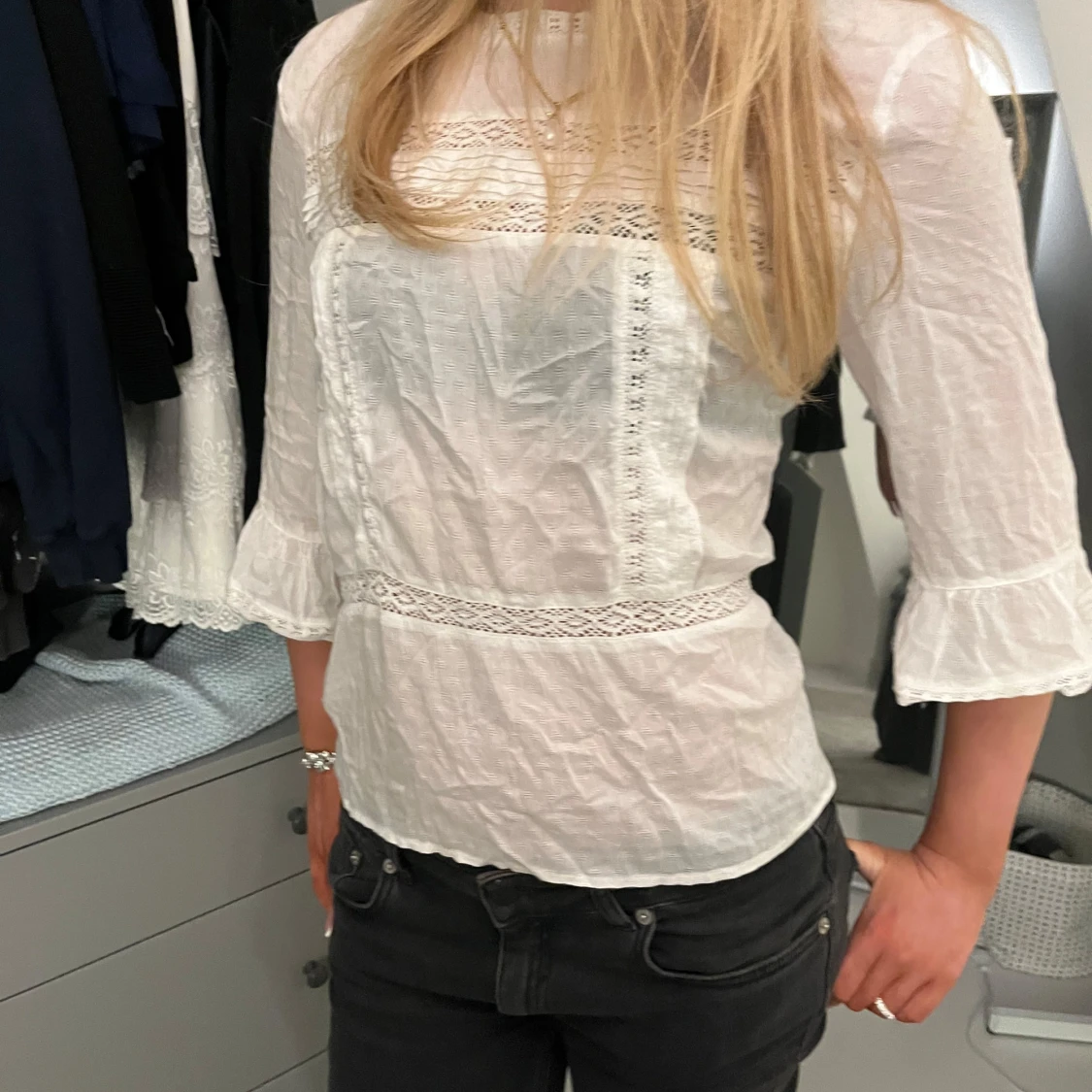 Vit blus med spetsdetaljer - 1