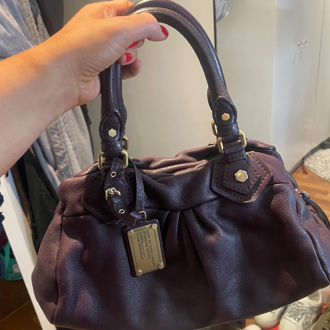 Marc Jacobs Mörklila handväska med gulddetaljer - 1