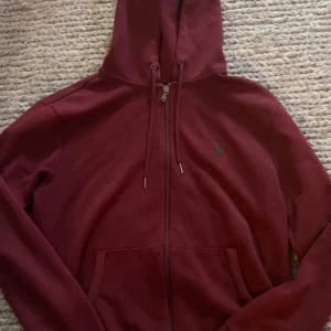 Vinröd hoodie och mjukisbyxor från Ralph Lauren - Säljer denna snygga vinröda setet från Ralph Lauren. Perfekt för en avslappnad stil!