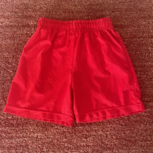 Röda shorts med detaljer  - Snygga röda shorts med snygga detaljer. Storlek S. Bra skick 