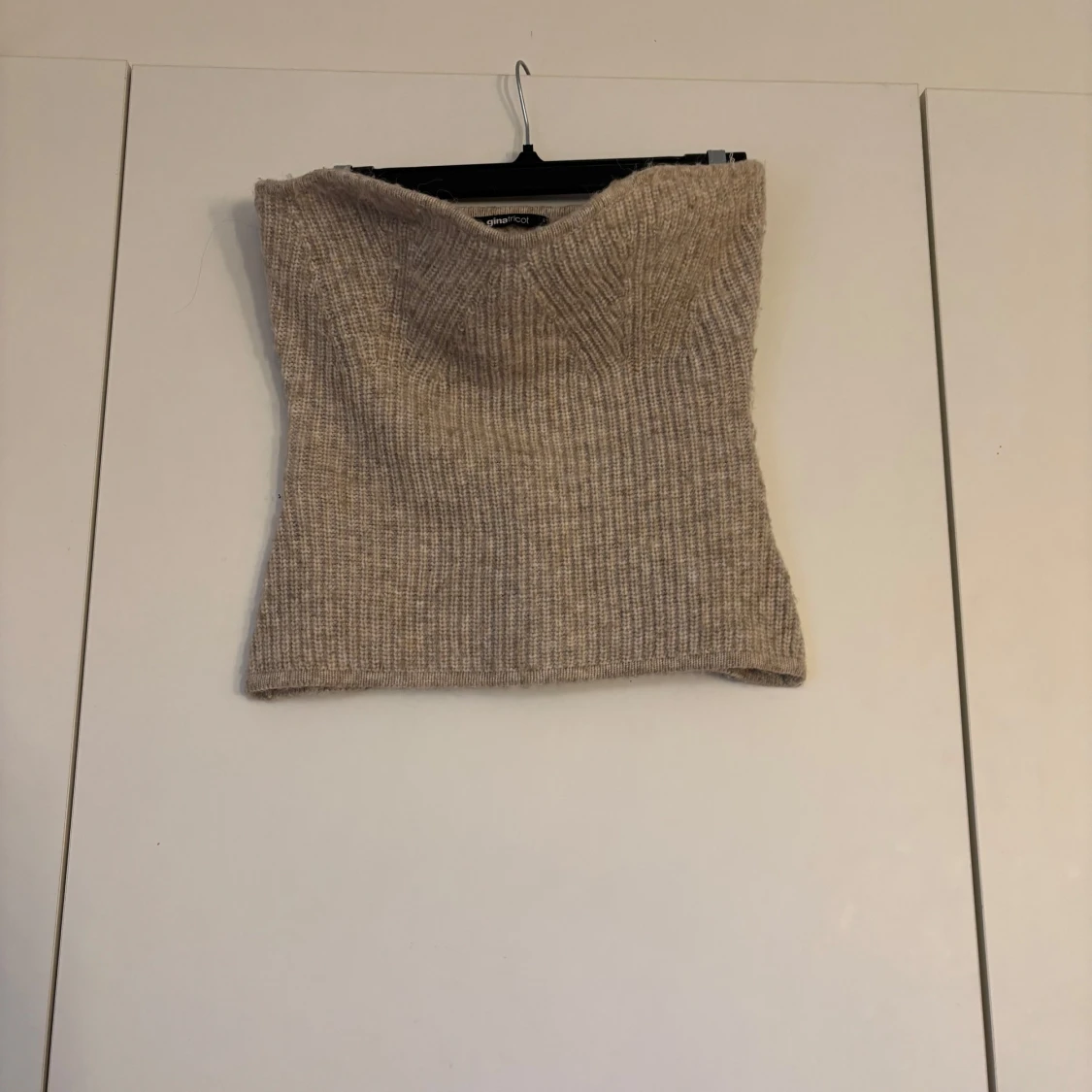 Beige ribbad tubtopp från Gina Tricot