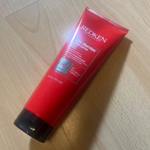 Redken frizz dismiss rebel tame cream Värmeskydd - 250ml, öppnad men endast använd ett par gånger så nästan helt full. Köptes och öppnades november 2024. 