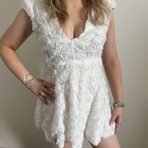 Sommarklänning - Blommig sommar eller studentklänning, passar XS💕 Bra skick, kort i modellen. 299kr. Har en liten fläck men syns knappt, går säkert bort med tvätt.