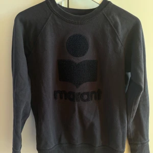 Svart sweatshirt från Isabel Marant - Säljer min svarta Isabel Marant tröja, använd en gång ser ut som ny!🥰