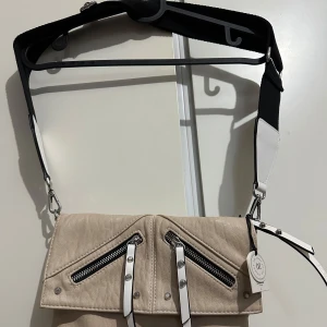 Don Donna axelväska - Ny väska från Don Donna banden är tjock och kan förlängas eller förkortas