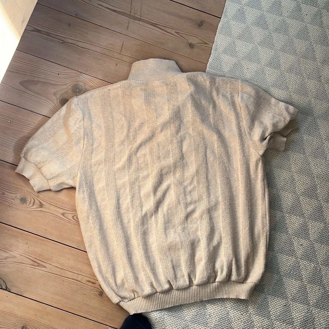 Beige pikétröja från Družena - 2