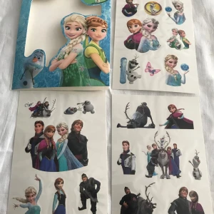 Frozen tillfällig Tatuering  - Ett set med klistermärken från filmen Frozen. Innehåller bilder av karaktärerna Elsa, Anna, Olaf och fler. Perfekt för att dekorera böcker, väggar eller andra ytor med ett magiskt tema. 