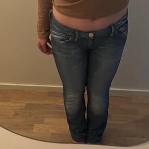 Blå jeans från G-Star RAW - Snygga blå bootcut jeans från G-Star RAW med en klassisk femficksdesign och dragkedjor på bakfickorna. Jeansen har en lätt tvättad look.  Storleken är lite oklar. Jag har M eller 38 i andra jeans så skulle tippa på att dom är i strl 38/40 