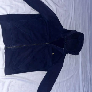Mörkblå hoodie från Polo Ralph Lauren - Mörkblå hoodie från Polo Ralph Lauren, storlek M, väl använd och i super bra skick