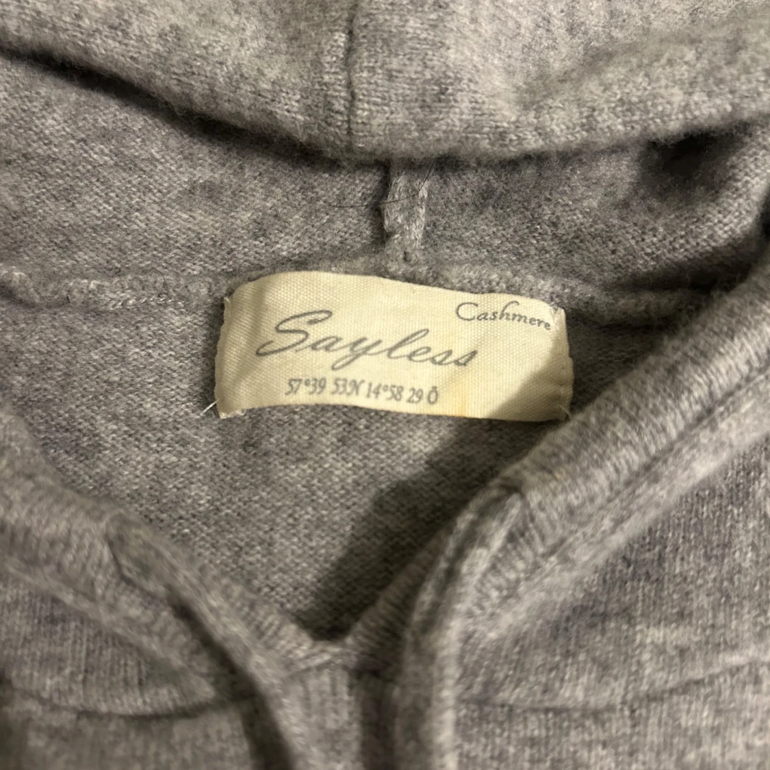 Grå kashmir hoodie från Sayless - 2