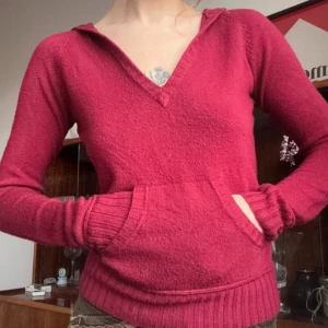 Vintage stickad hoodie - Super mjuk röd hoodie. Skulle säga att den passar storlek XS/S. Har en ficka framtill. Den är lite mörkare/varmare i färgen än vad som syns på bilden. Mer vinröd än klarröd skulle jag säga. Märke: mossimo supply co. (Lånade bilder)