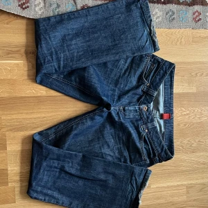 Mörkblå bootcut jeans - Skitsnygga bootcutjeans från Vila. Säljer då jag har liknande. Är lätt slitna längst ner på benet.   Midjemått: 41-42🥰 skriv vid frågor eller fler mått!