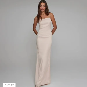 Champagnefärgad långklänning - Elegant champagnefärgad långklänning med axelbandslös design. Perfekt för en stilren och sofistikerad look. Köpt för 799 kr. Sen har några små hål längst ner på kjolen🩷🩷