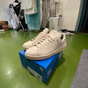 Adidas Advantage cloudfoam - Säljer ett par Adidas skor som är använda ett par gånger.